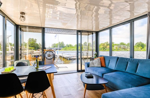 Municipality of Uitgeest Boat Rental | 26 m² Houseboat ∙ 2 bedrooms ∙ 4 guests