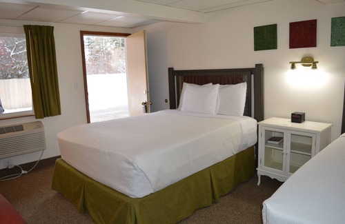 Columbia Falls Hotel | 27- TWO QUEEN BEDS In a Charming hotel in C. Falls with WiFi, AC. 20 mi to GNP