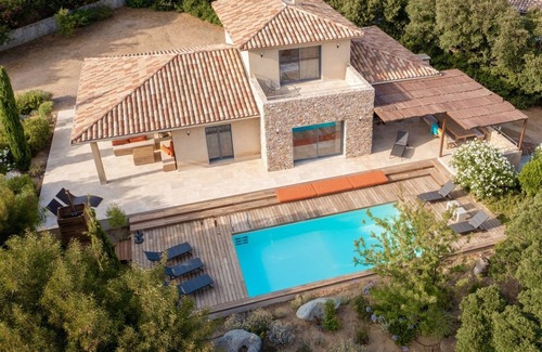 Porto-Vecchio House | 275m², breathtaking view, quiet, 28° pool, 12 people, 10 mins from Porto Vecchio