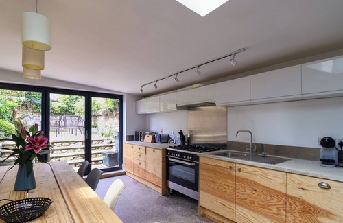 Seaton Cottage | 28 FORE STREET, pet friendly, with a garden in Seaton, Devon