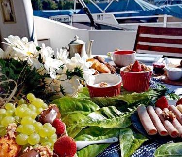 Cinfaes Boat Rental | 28 m² Houseboat ∙ 2 bedrooms ∙ 4 guests