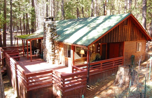 North Wawona Cabin | (28) Raccoon's End at The Redwoods In Yosemite