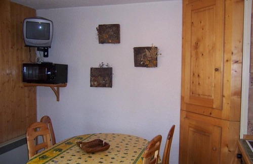 Valloire Apartment | 280m from ski slopes, balcony, parking, tv, ski locker, 24m², Valloire