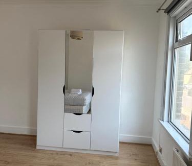 Enfield Lock House | 29 minits to airport and 29 mints to Liverpool st central London