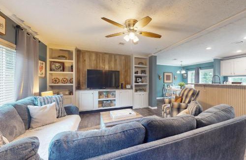 Clarkesville House | 291 Midland Dr