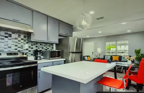 Brownsville Apartment | 2B/1B Cozy apartment in peaceful Brownsville with AC
