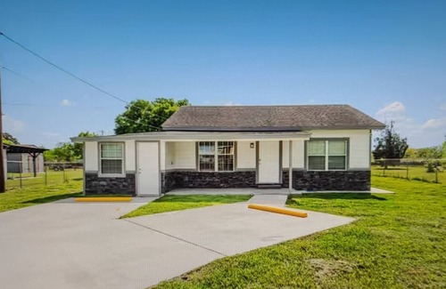 Brownsville Apartment | 2B/1B Cozy apartment in peaceful Brownsville with AC