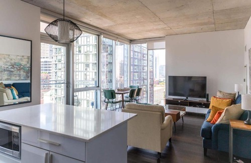 Downtown Chicago Apartment | 2B 2BA Executive Glass Apartment with Balcony & Wi-Fi