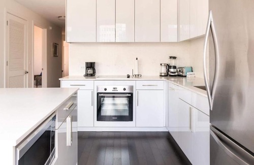 Downtown Chicago Apartment | 2B 2BA Executive Glass Apartment with Balcony & Wi-Fi