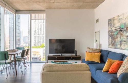 Downtown Chicago Apartment | 2B 2BA Executive Glass Apartment with Balcony & Wi-Fi