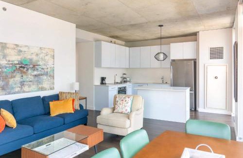 Downtown Chicago Apartment | 2B 2BA Executive Glass Apartment with Balcony & Wi-Fi