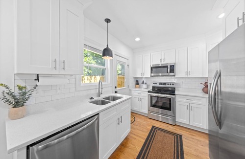 Charlotte House | 2b/Bath Queen Bee - Great Patio