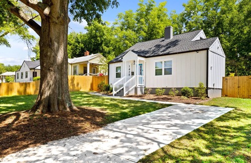 Charlotte House | 2b/Bath Queen Bee - Great Patio