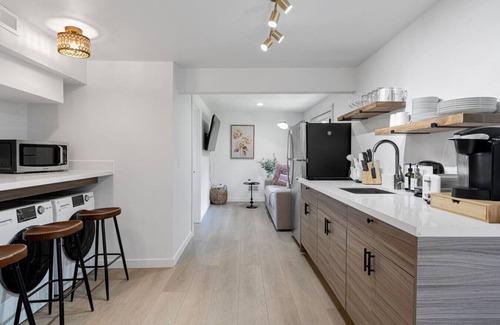 Bryn Mawr-Skyway House | 2b1b Gorgeous Lake View Unit close to Airport