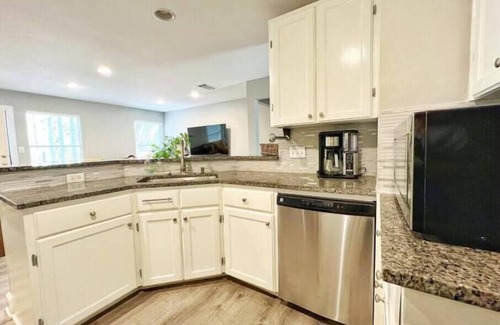 South Lamar House | 2B3B+Studio: Great yard+deck mins to downtown