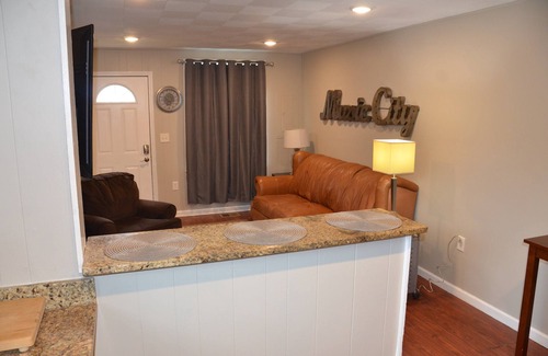 Radnor House | 2BA 6-Beds 10-min to downtown Nashville!