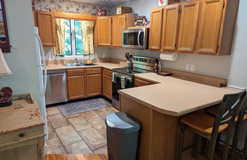 Waynesville House | 2BD/2BA Rooster house, mountain view