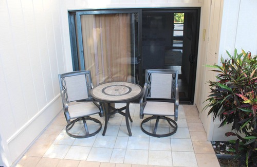 Kahaluu Bay House | 2Bd/2Ba Townhouse with full kitchen steps away from ocean