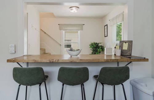 Wyandotte House | 2BD Charming Ideally Located Bungalow