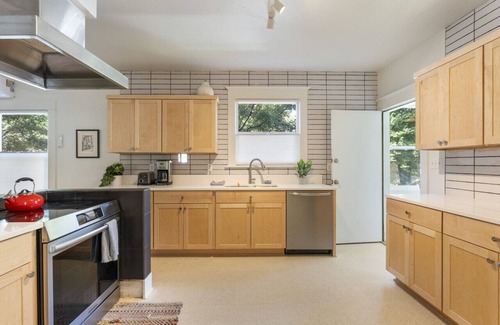Hosford-Abernethy Apartment | 2BD Hideaway SE Portland Private Apt!