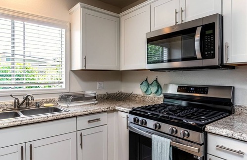 Loma Alta House | 2bd home with secluded backyard w BBQ near the beach