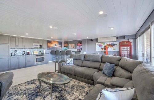 Southeast Colorado Springs Condo | 2BD Luxury Condo, Cocktail Lounge, Beautiful Views