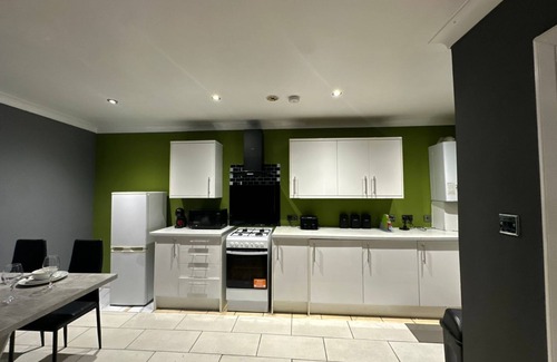 Liberton Apartment | 2BD | Ocean Terminal | Tram to Airport | Sleeps 4