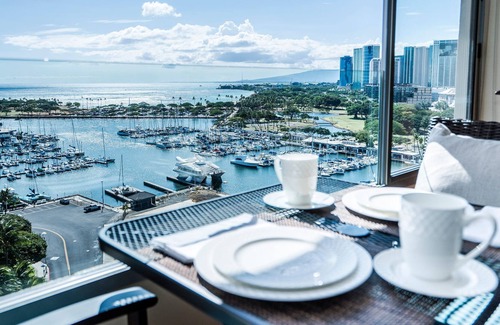 Downtown Honolulu Condo | 2BD, Pool, FREE PARKING
