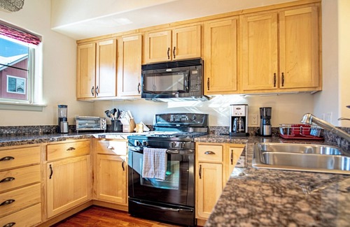 Hailey Condo | 2BD Sweetwater Condo - Community Park, Pool + Hot Tub