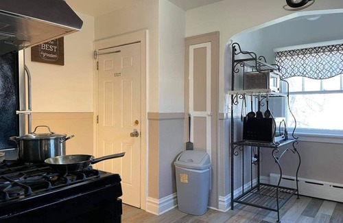 Waukegan Apartment | ☆2bdrm Apt near Naval Base - 6 Flags - Casino☆