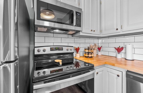 Cape Girardeau Apartment | 2Bdrm Stay in Downtown Cape, Walkable, Laundry
