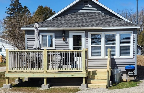 Gladstone Cottage | 2bed 1bath LAKE MI Fishing Cabin WiFi AC Deck Firepit Kayaks Paddle Boat Dock #7