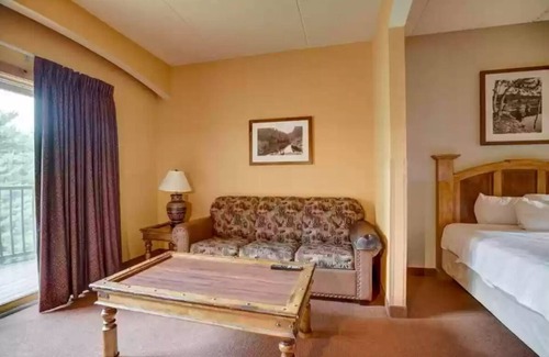 Wisconsin Dells Resort | 2BED/1BATH Queen Jr Suite with a View & WATER PARK PASSES Included