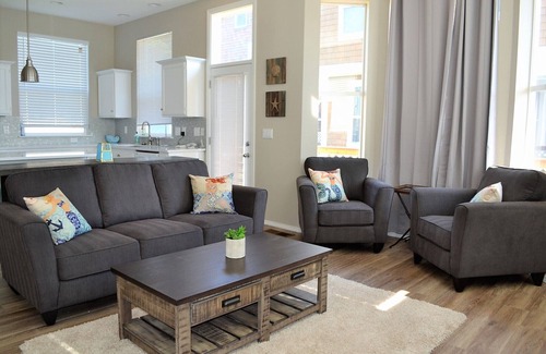 Seaside House | 2Bed/2.5 Bath, Newly Re-modeled Townhouse, w/Fireplace, Close to Everything