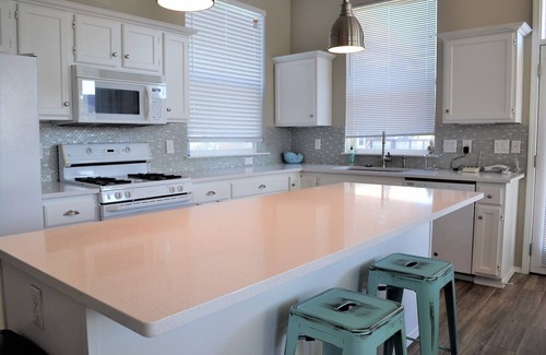 Seaside House | 2Bed/2.5 Bath, Newly Re-modeled Townhouse, w/Fireplace, Close to Everything