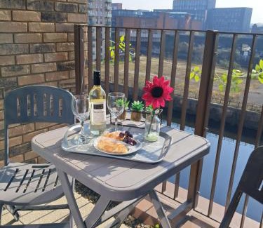 Salford Apartment | 2Bed 2Bath Private Balcony, Relaxing Waterfront View Apt, Parking FREE WiFi 10mins Media City, Salford Quays, Old Trafford, City Centre