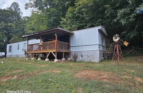 Summit House | 2bedroom mobile home in peaceful Ironton with AC has front door back door camera