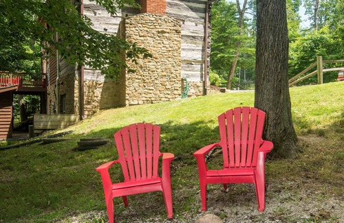 Gnaw Bone Cabin | 2BR, 2 BA log cabin