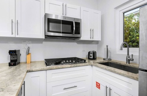 Washington House | 2BR/2BA 4MINS to Beach at LUX Villa 4 by Bocobay