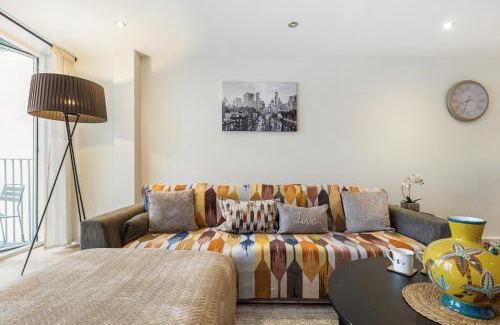 Larkhall Apartment | 2BR 2BA Balcony Clapham North