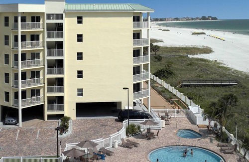 Treasure Island Condo | 2BR/2BA Beach Condo: Pool & Full Kitchen