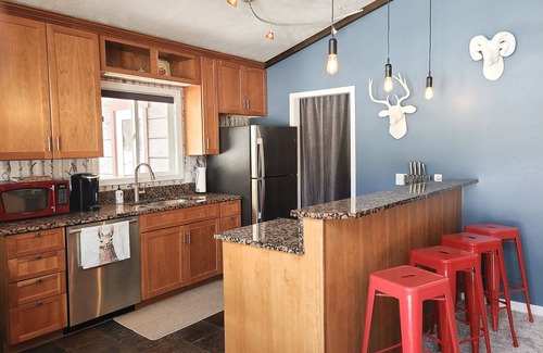 Blue River House | 2BR 2BA Charming Blue River Cabin - 5 Mins from Breckenridge