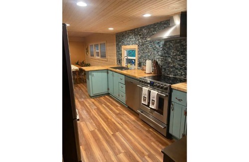 Emerald Isle House | 2BR/2BA, Clean, Comfy & Steps from Dining & Sound w/Tesla charging station