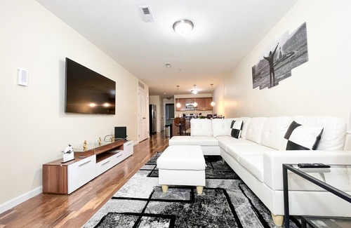West Philadelphia Apartment | 2BR/2BA Deluxe Gem. Prime Location. Mere 17mins to PHL Airport