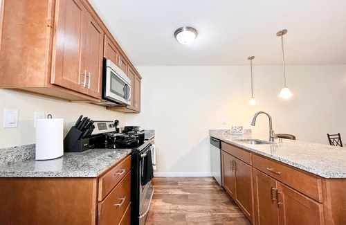 West Philadelphia Apartment | 2BR/2BA Deluxe Gem. Prime Location. Mere 17mins to PHL Airport