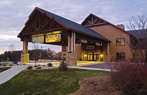 Lake Delton Condo | 2BR/2BA Deluxe Suite - Free Waterpark Passes! Big Savings!