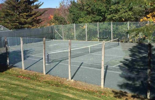 West Dover Apartment | 2BR 2BA - MT SNOW, SKI BACK TRAIL, FREE SHUTTLE, POOL, BBQ - Green Mountain Den