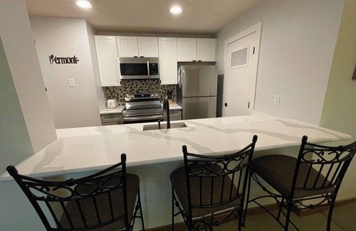 West Dover Condo | ⛷️2BR/2BA on Mount Snow - Ski On/Ski Off⛷️