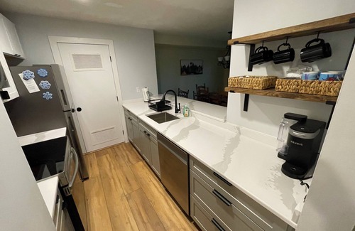 West Dover Condo | ⛷️2BR/2BA on Mount Snow - Ski On/Ski Off⛷️