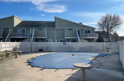 Caine Woods Condo | 2BR 2BA Quiet North OCMD Condo+Hot Tub+Beach+Pool
